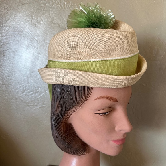 CHARMING DESIGNER 1950s\' CREAM STRAW HAT + GREEN BAND & \